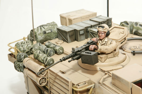 Hobby Engine M1 Abrams Battle Tank - Desert Camouflage