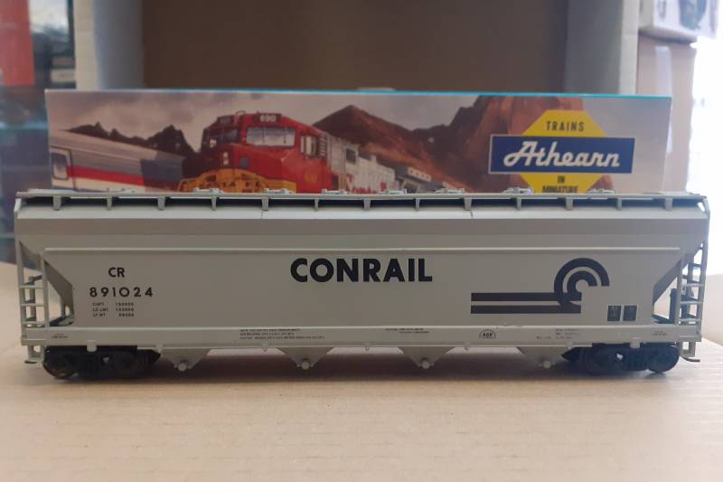 Athearn HO Scale Conrail Centerflow Hopper Car 2904D - Used